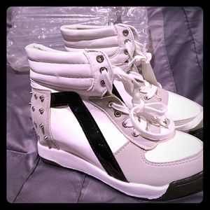 White & Black wedge sneakers w/ rivets sz 8M